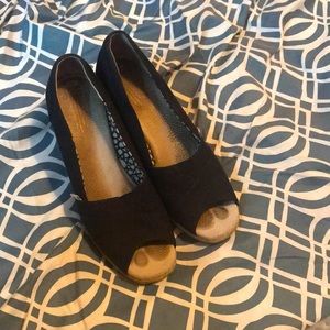 Tom’s wedges super cute black womans size 10 outside of shoe is super clean
